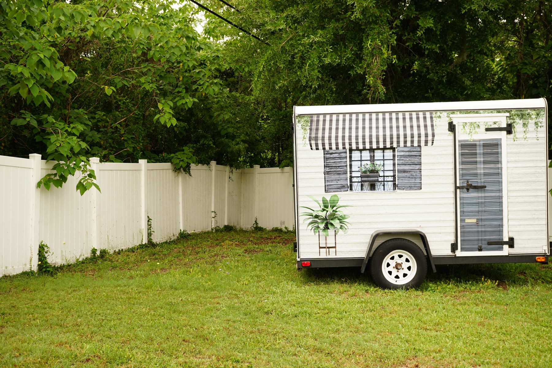 The Postiche Traveling Studio trailer, exterior angle view